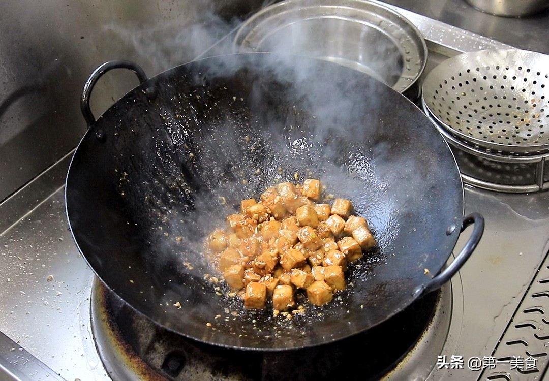 How to fry tofu in a nonstick pan without breaking, the chef shares