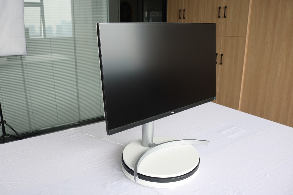 LG 27UL650, 4K display with HDR technology, showing high-quality images ...