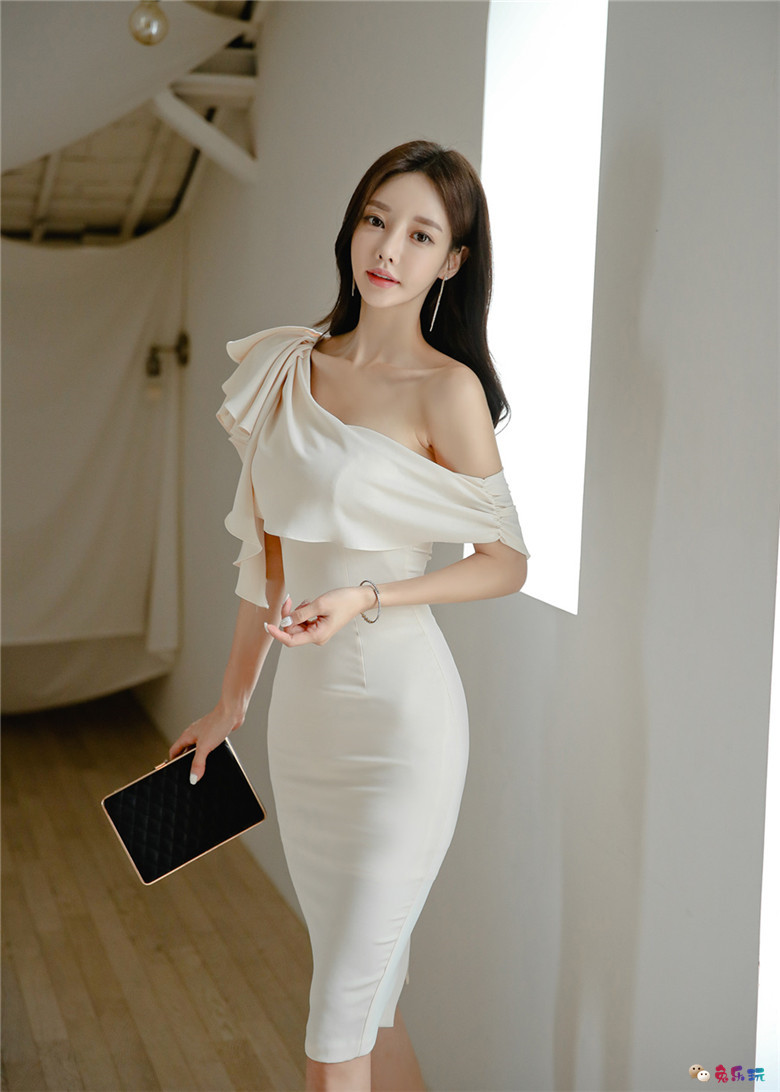 孙允珠丨凤蝶幽梦白鸢尾芳荷露肩礼裙