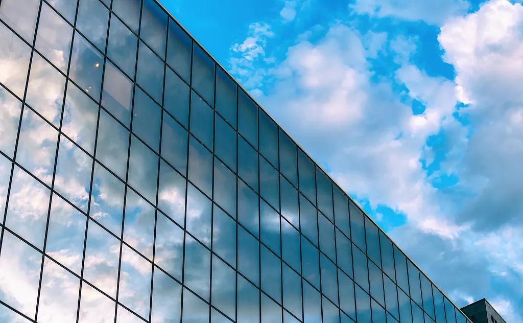 What are the classification of curtain walls and their cost structure