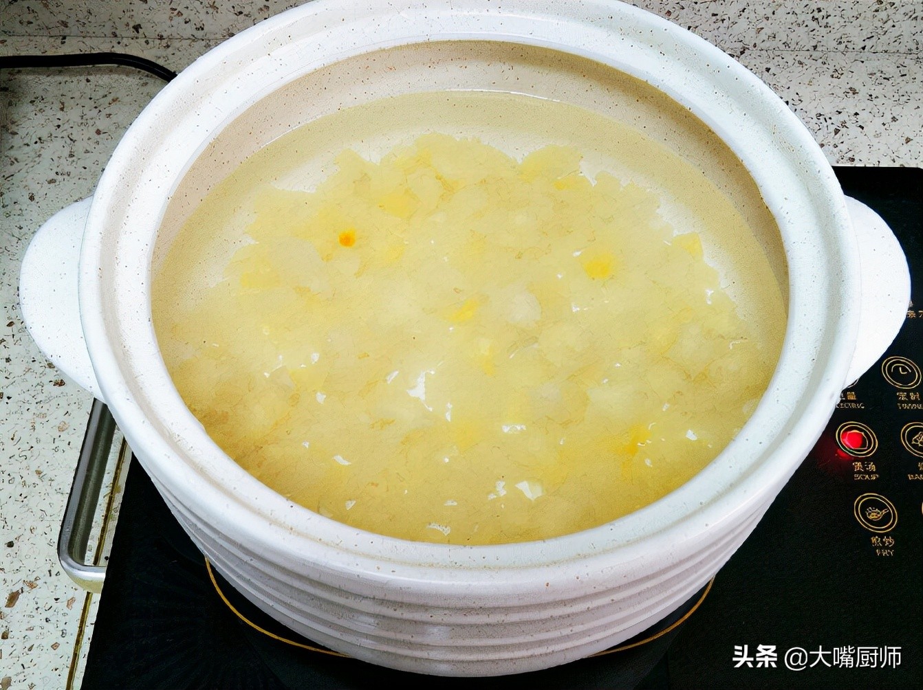 How to make the gelatin in the soup of white fungus quickly?The