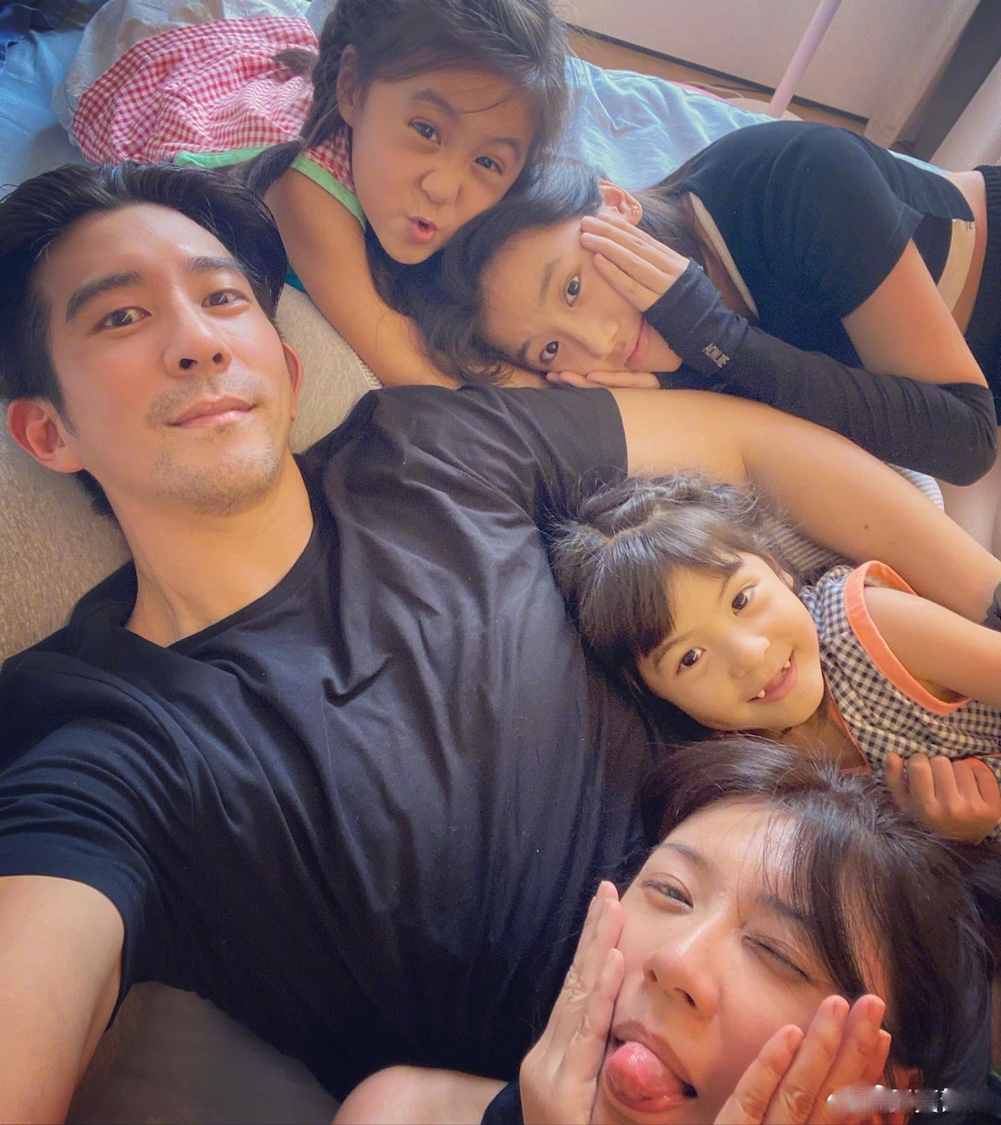 Alyssa Chia took a close family photo, and the three daughters ...