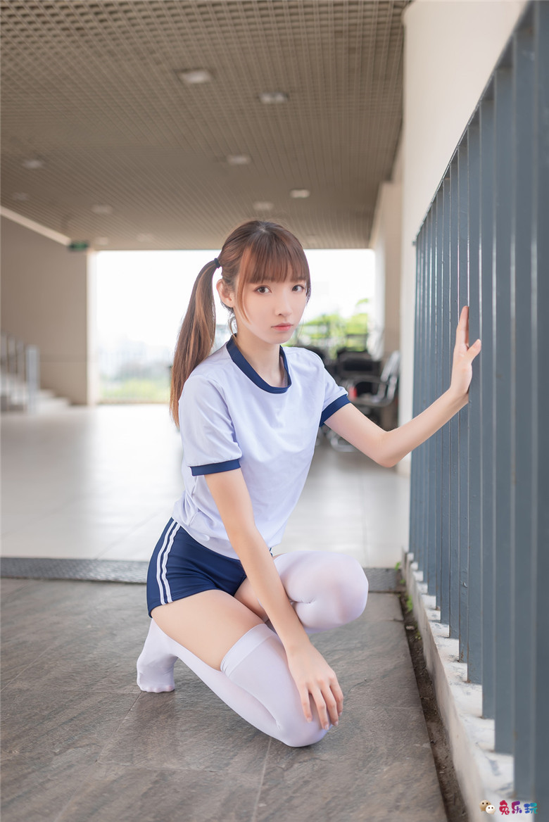 教室走廊的体操服少女