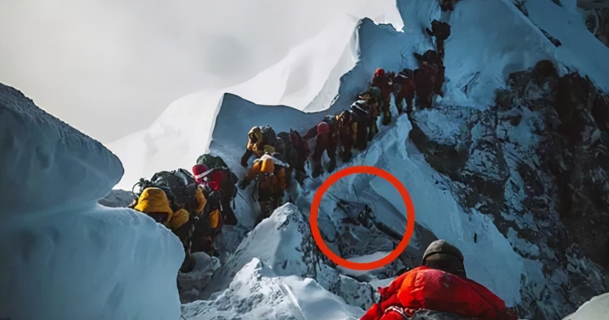 A corpse at 8,500 meters from Mount Everest, wearing green shoes and sleeping for more than 20