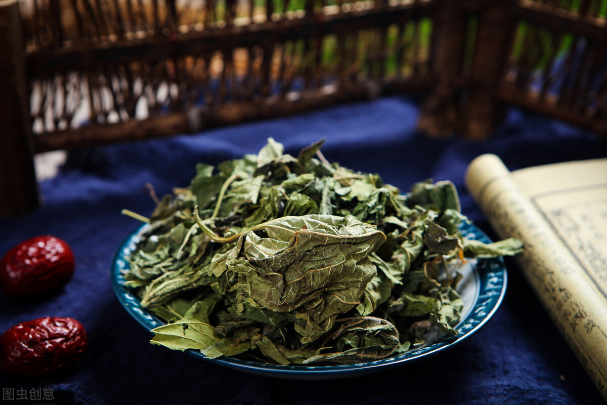 An 80yearold doctor of traditional Chinese medicine Divide into