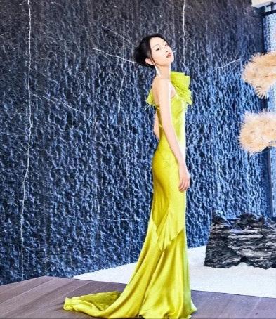 29-year-old Zhou Dongyu is too thin!Wearing a tube top skirt is split up  and down, and the side profile is as thin as a flat plate - iMedia