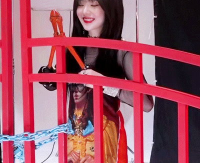 漂亮美女GIF：不知道为什么想起来推车！