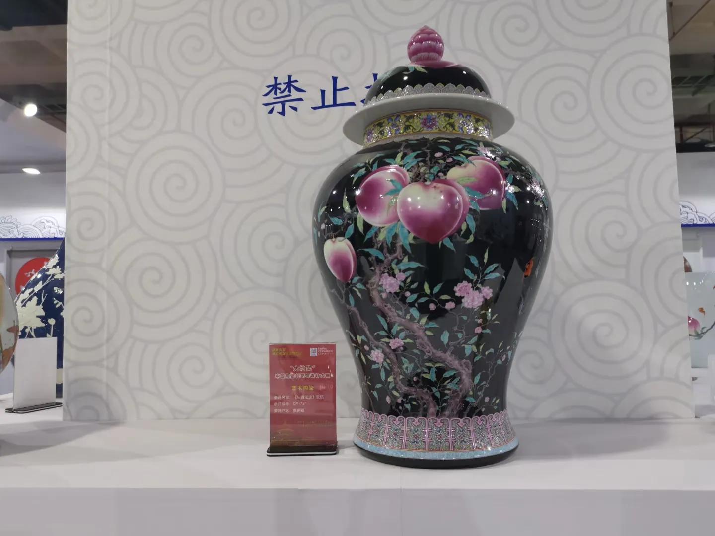Calligrapher Hou Zhenshan presents his calligraphy works to Yang Jubin ...