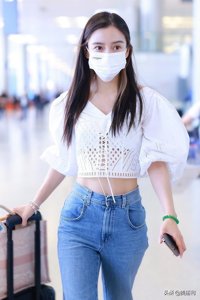 Angelababy's latest private service, white waistless top and jeans are ...