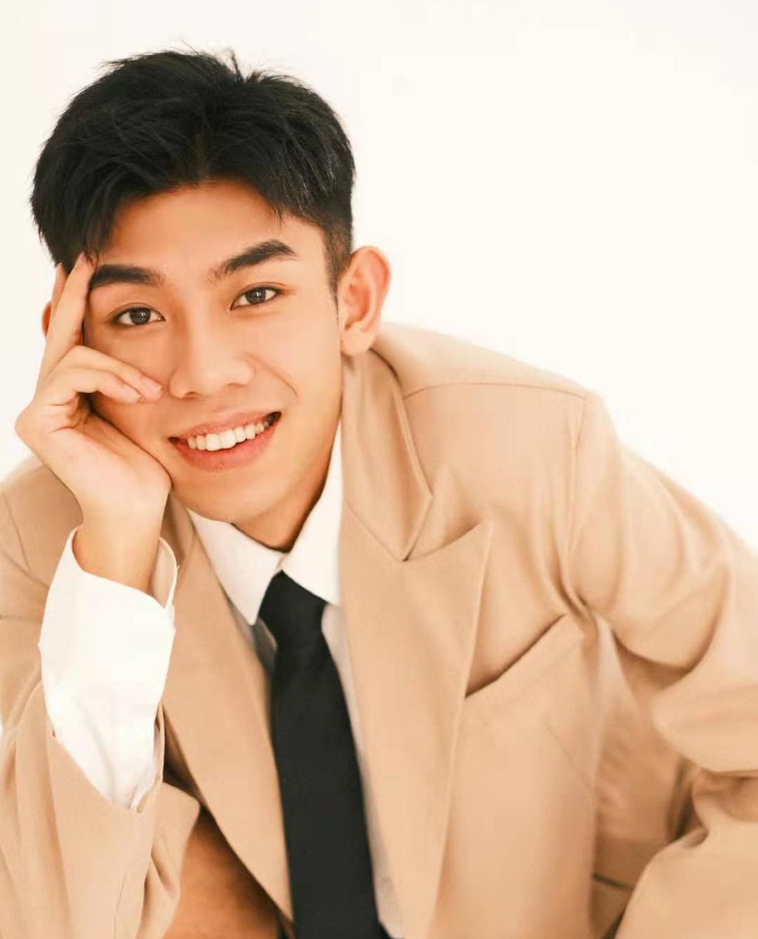 Millionlevel celebrity Zhang Guozheng announces love, and the