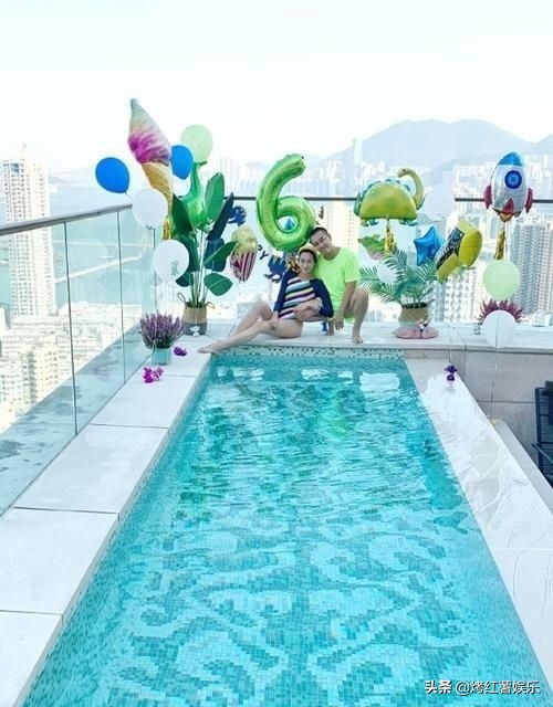 Jiang Lisha wears a T-shirt one-piece swimsuit full of hotness, Chen ...
