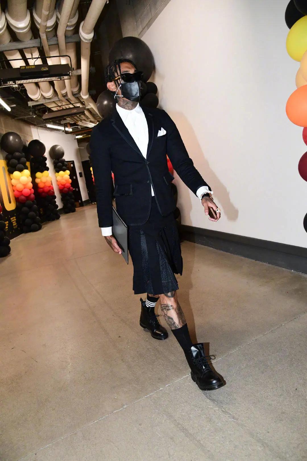 Wesbrook En Robe Westbrook shines in New York Fashion Week, knit sweaters and pleated ...