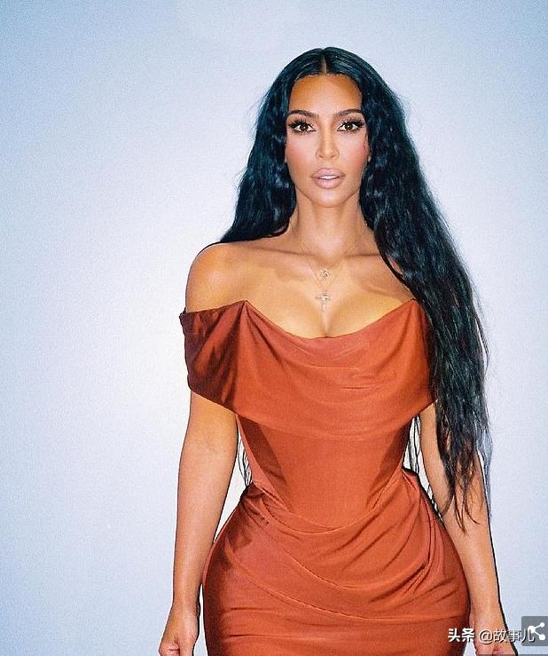 Kim Kardashian wore a burgundy dress, highlighting the hourglass-like  figure, and began to release herself after the divorce - iNEWS