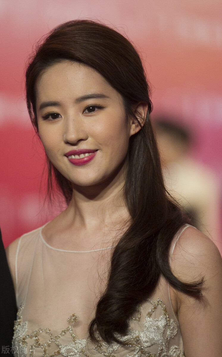 Chen Jinfei held the red Liu Yifei in one hand and held a 1.8 million ...