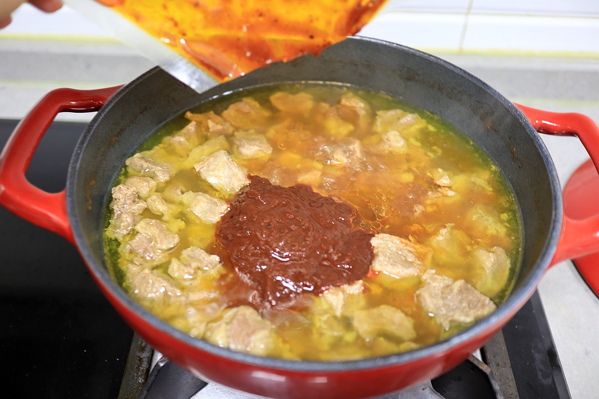 Skillfully use tomato hot pot base ingredients to make beef stew pot