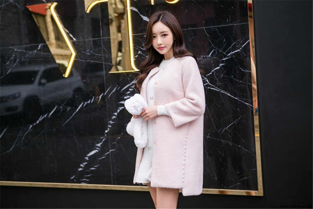 孙允珠丨玻璃镶珠红粉丽人细呢绒风衣