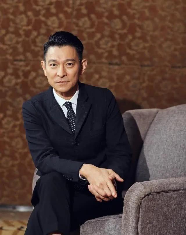 Andy Lau's younger brother Liu Desheng's recent photo exposure - iNEWS