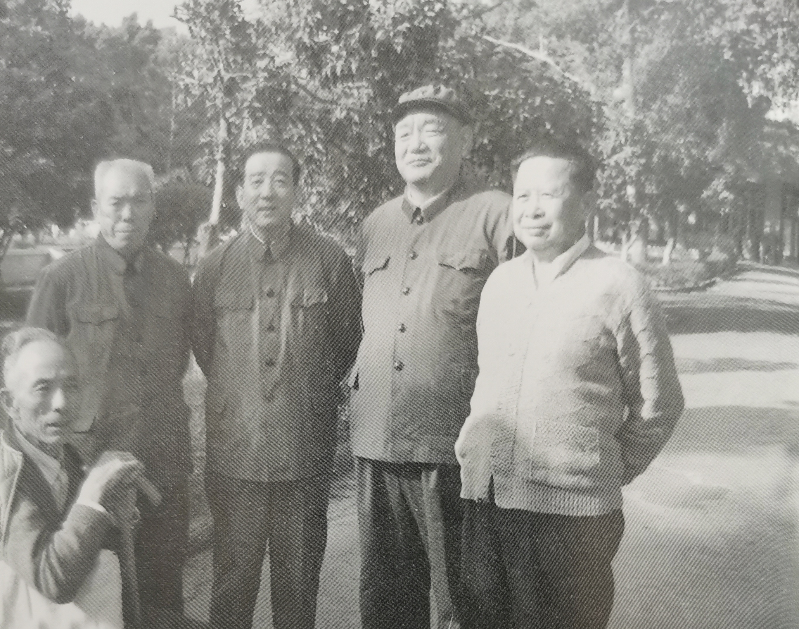 The six founders who are more than 1.8 meters tall, take photos with ...