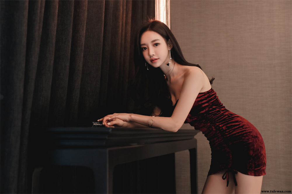 孙允珠丨娇黛樱桃香槟雅韵亮绒抹胸裙