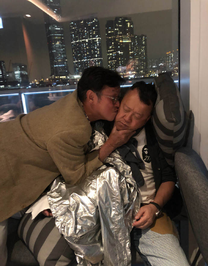 Zeng Zhiwei held a birthday party and was kissed by a 56-year-old ...