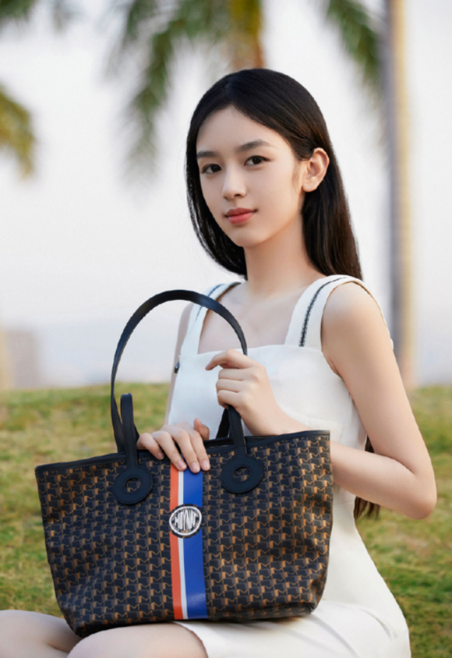 Zhou Ye and Zhang Ruonan's large handbags and off-white skirts show ...