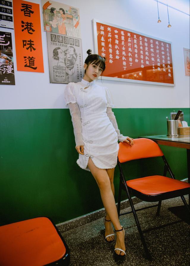 Shen Yue finally wore it right this time, black and white cheongsam ...