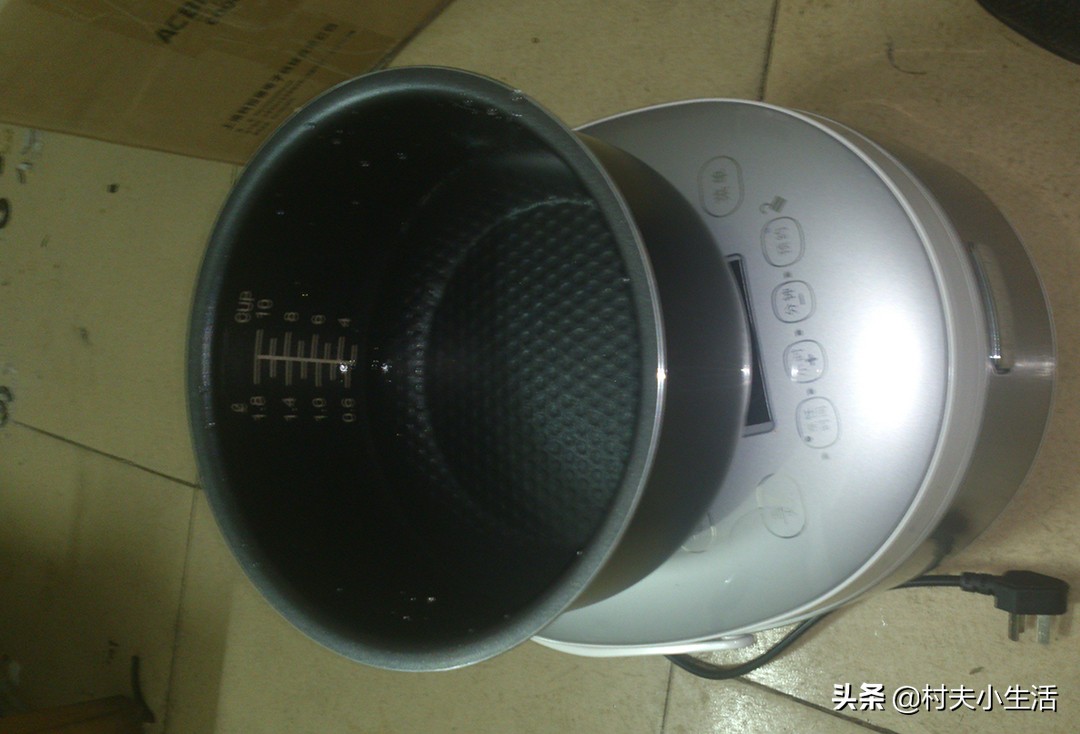 The rice cooker has been used for a year, and the coating on the inner