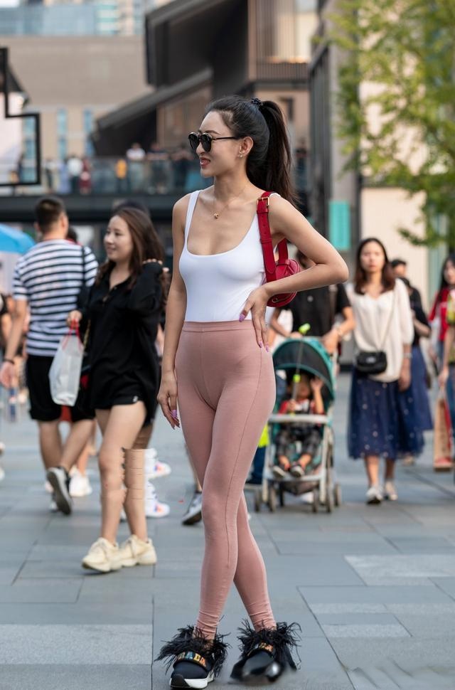 Five hot moms who took their babies to the street, dressed in ...