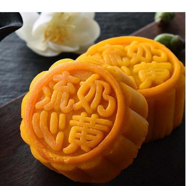 Pastry chef: Mid-Autumn Festival is here. I make mooncakes at home. The ...