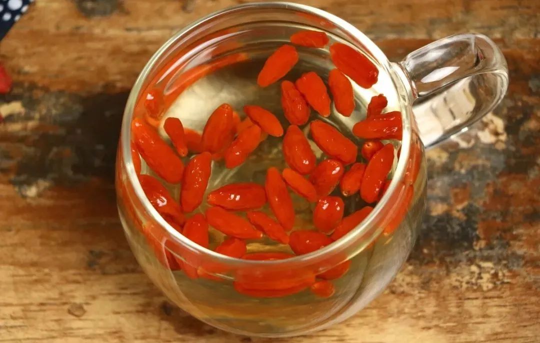 The thermos cup used by the girl exploded and hurt her eyeballs. Why