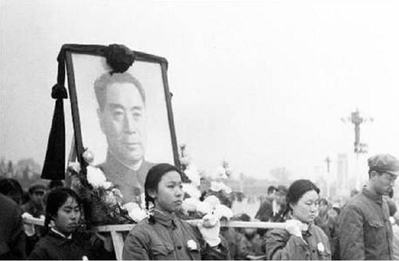 Gu Jinming walked through Chang'an Avenue holding Zhou Enlai's ashes ...