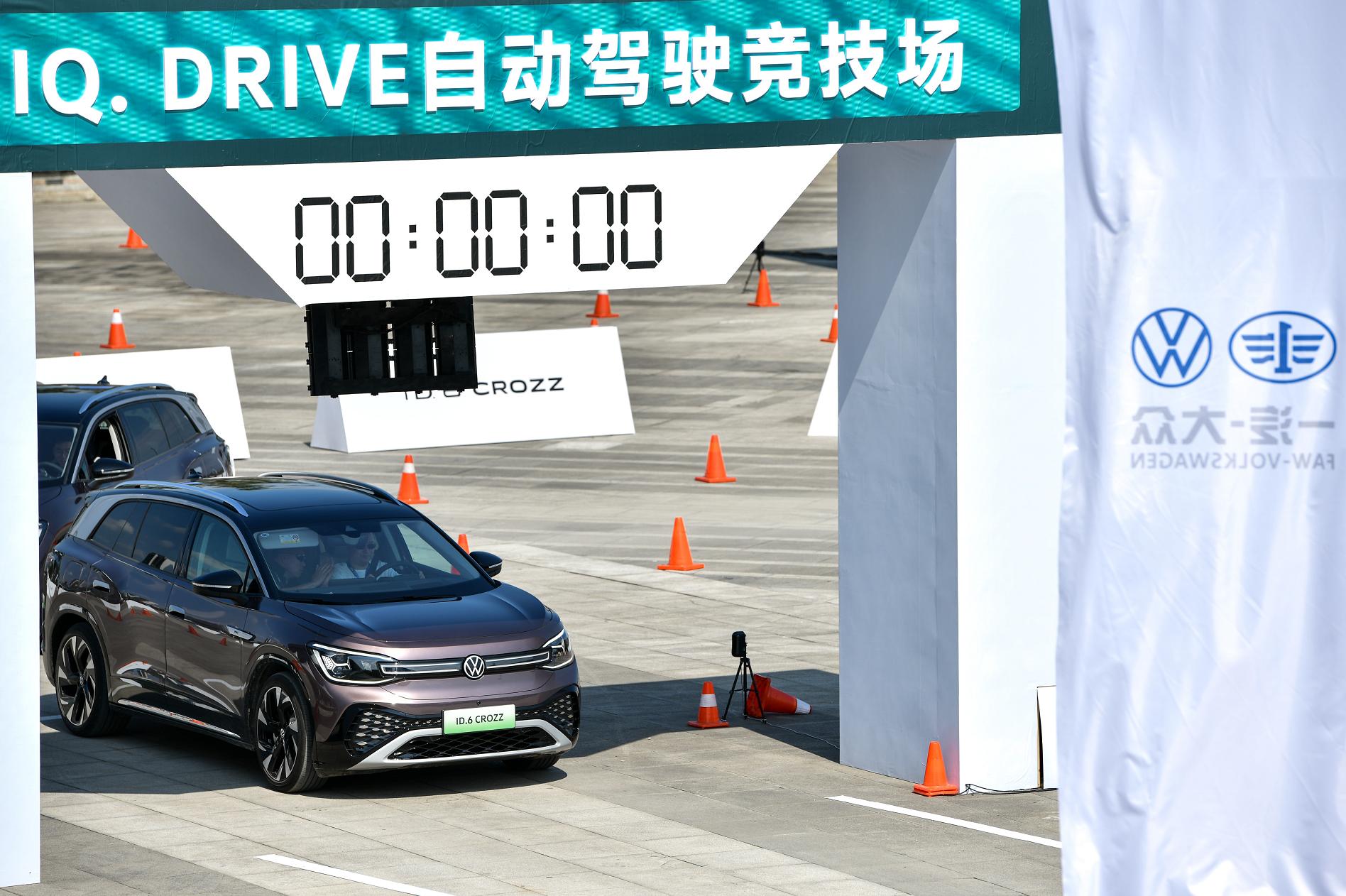 6. There are 7 optional seats and an overcharge station. Will ID.6 CROZZ the first choice