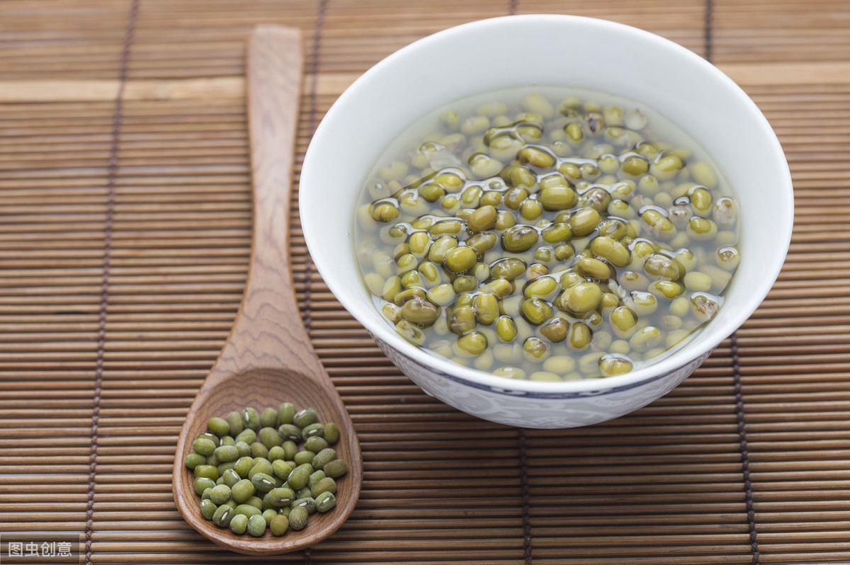 Mung bean porridge is cooked like this, all mung beans bloom, sweet and ...